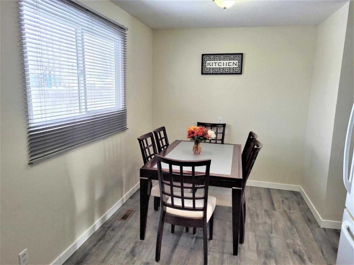 Cozy 4 Bedroom Townhouse - Peaceful Feel Of Home Winnipeg Esterno foto
